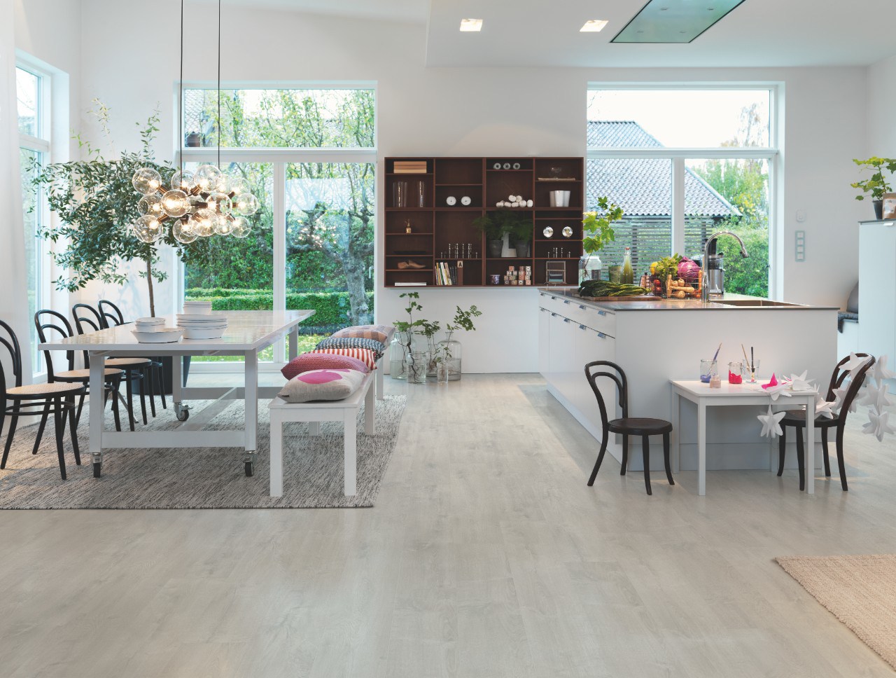 Кварцвиниловая плитка Pergo замковая Optimum Click Classic plank Дуб нежный серый V3107-40164 1251×187×4,5 фото в интерьере